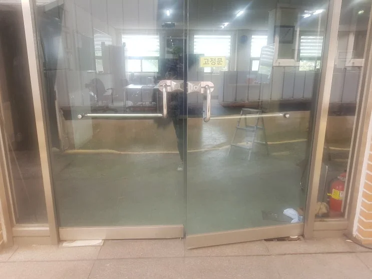 부산 수영구 광안동 부산 광안동 사무실 강화유리문수리 시공 사진