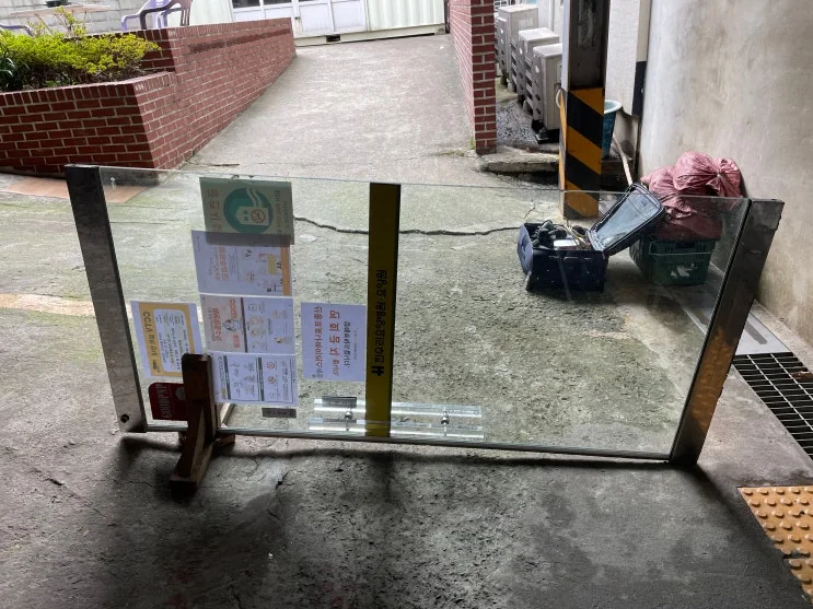 부산 금정구 남산동 부산 유리문수리 남산동 뻑뻑한 강화도어 힌지교체 시공 사진