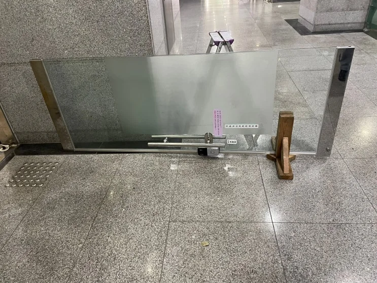 부산 연제구 연산동 연산동 건물 강화유리문수리 빨리닫히는 문 수리 시공 사진
