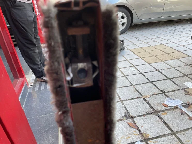 부산 해운대구 해운대 유리문 고장수리 빨리닫히고 흔들리는 문 시공 사진