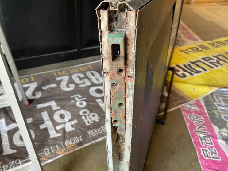 부산 남구 대연동 부산 남구 대연동 가마찌도어 수리 힌지교체 용접 시공 사진