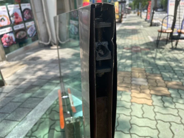 부산 해운대구 해운대 가게 떨어진 강화유리 문수리 u롯트 교체 시공 사진