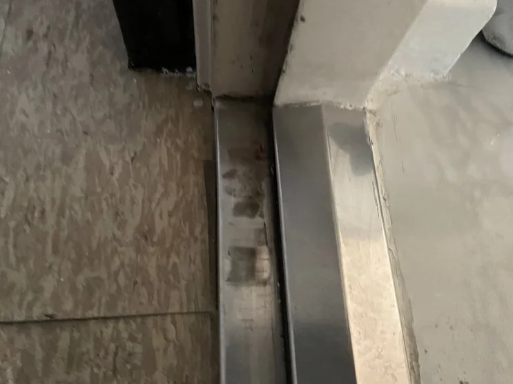 부산 사상구 학장동 학장동 바닥에 끌리는 처진 문 아파트 문짝 수리 시공 사진