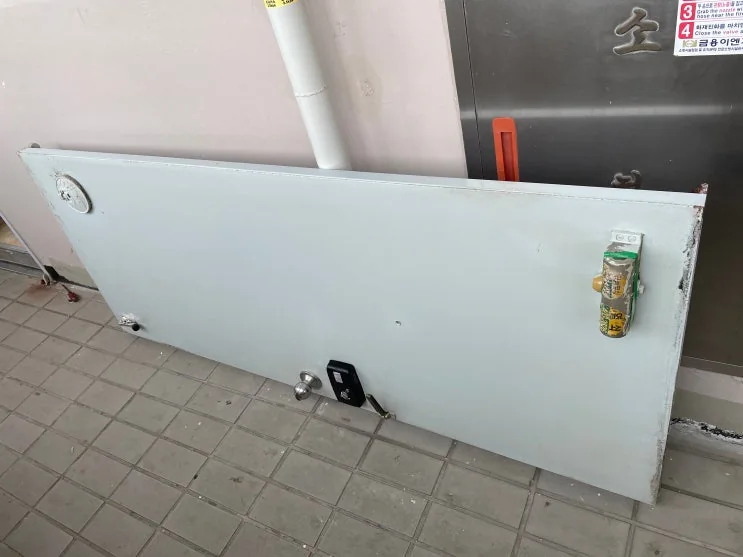 부산 동래구 사직동 꽉 잡아 당겨야 아파트 현관문이 닫히는 상황 부산 동래구 사직동 문수리 시공 사진