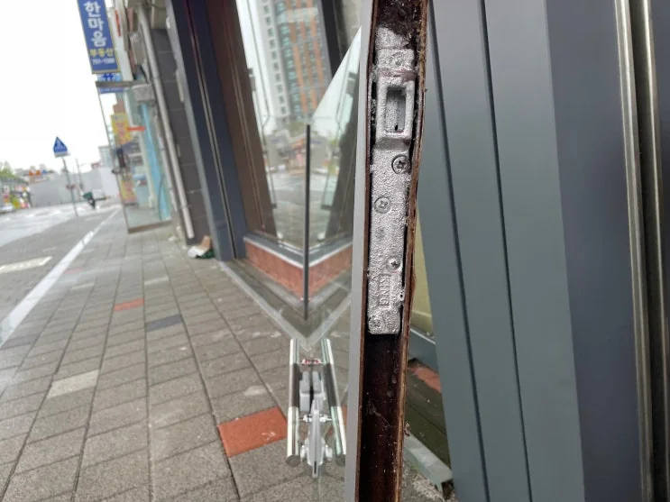 부산 부산플로어힌지 강화유리도어 수리 시공 사진