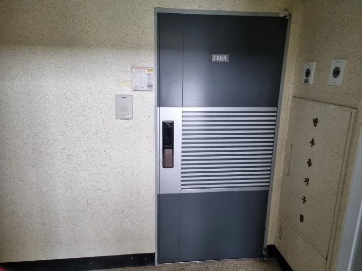 부산 해운대구 재송동 부산 해운대 재송동 현관문교체 솔리티 얼굴인식 디지털도어락 설치 시공 사진