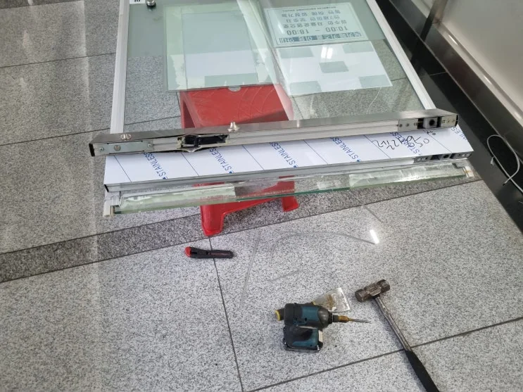 김해 활천동 어방동 김해 어방동 외동 유리문수리 강화도어 H바 교체 시공 사진