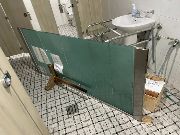 양산 양산 문 고장 강화유리문 수리 플로어힌지교체 시공 사진