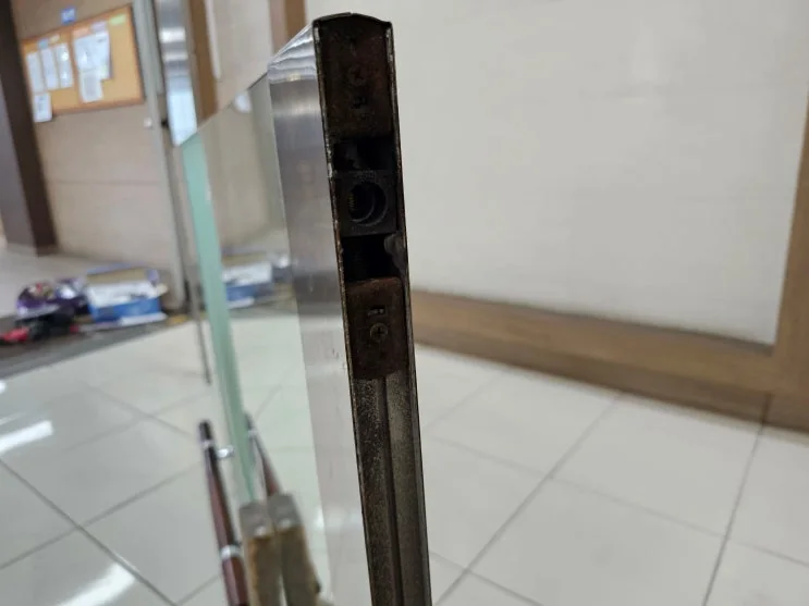 부산 부산 낙민동 사무실 유리문수리 시공 사진