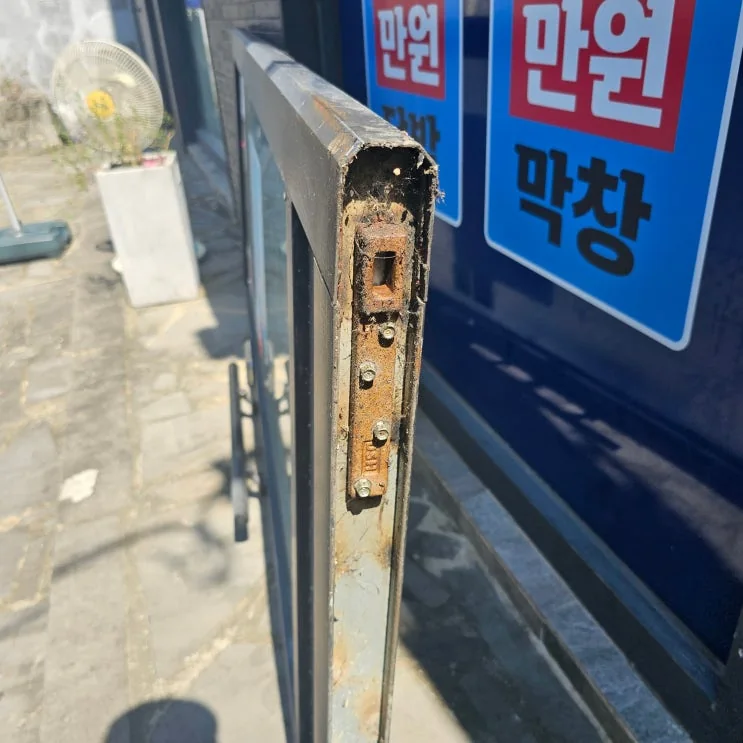 부산 북구 부산 북구 배달 음식전문점 강화도어수리, 힌지 교체로 불편 해결 시공 사진