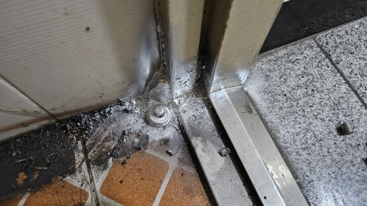 양산 양산 문수리 상가 화장실 철문 힌지교체 시공 사진