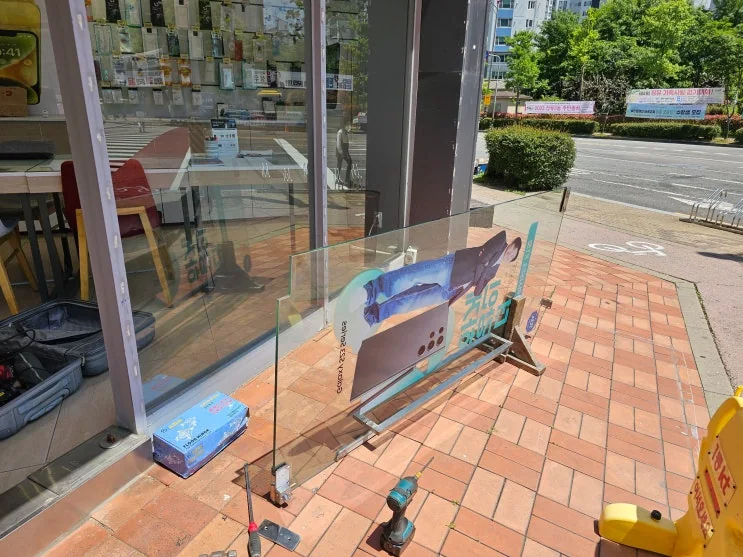 부산 동래구 온천동 부산 유리문수리, 온천동 고장난 문 힌지교체 시공 사진