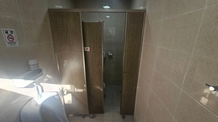 양산 양산 상가 화장실 큐비클 칸막이문 수리 시공 사진
