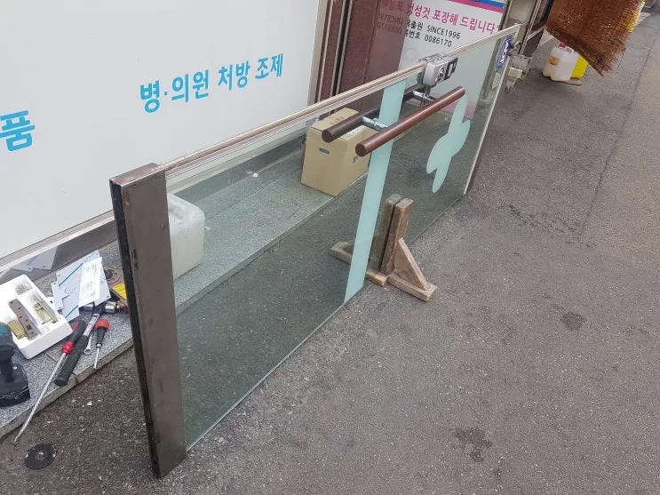 부산 금정구 부곡동 부산 부곡동 유리문수리, 약국 출입문 힌지 교체 시공 사진