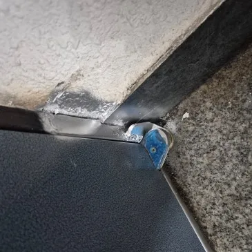 부산 북구 화명동 부산 화명동 현관문수리, 부식된 문틀 하부 보강과 피벗힌지 교체 시공 사진
